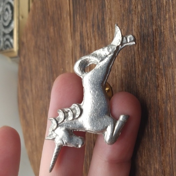 Silver tone unicorn pin B238 - Picture 1 of 3